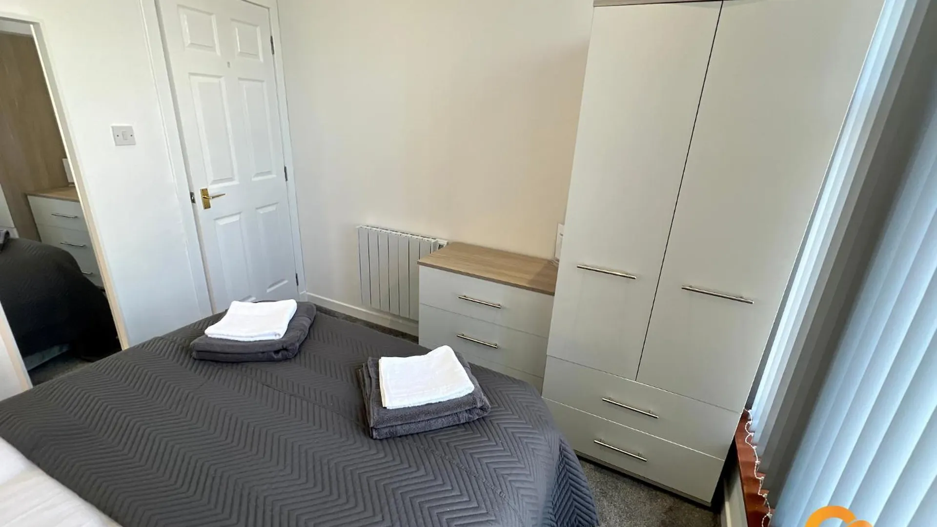 Apartment Central Waterfront Apartment: Cozy Long-Stay Near Transit Dundee