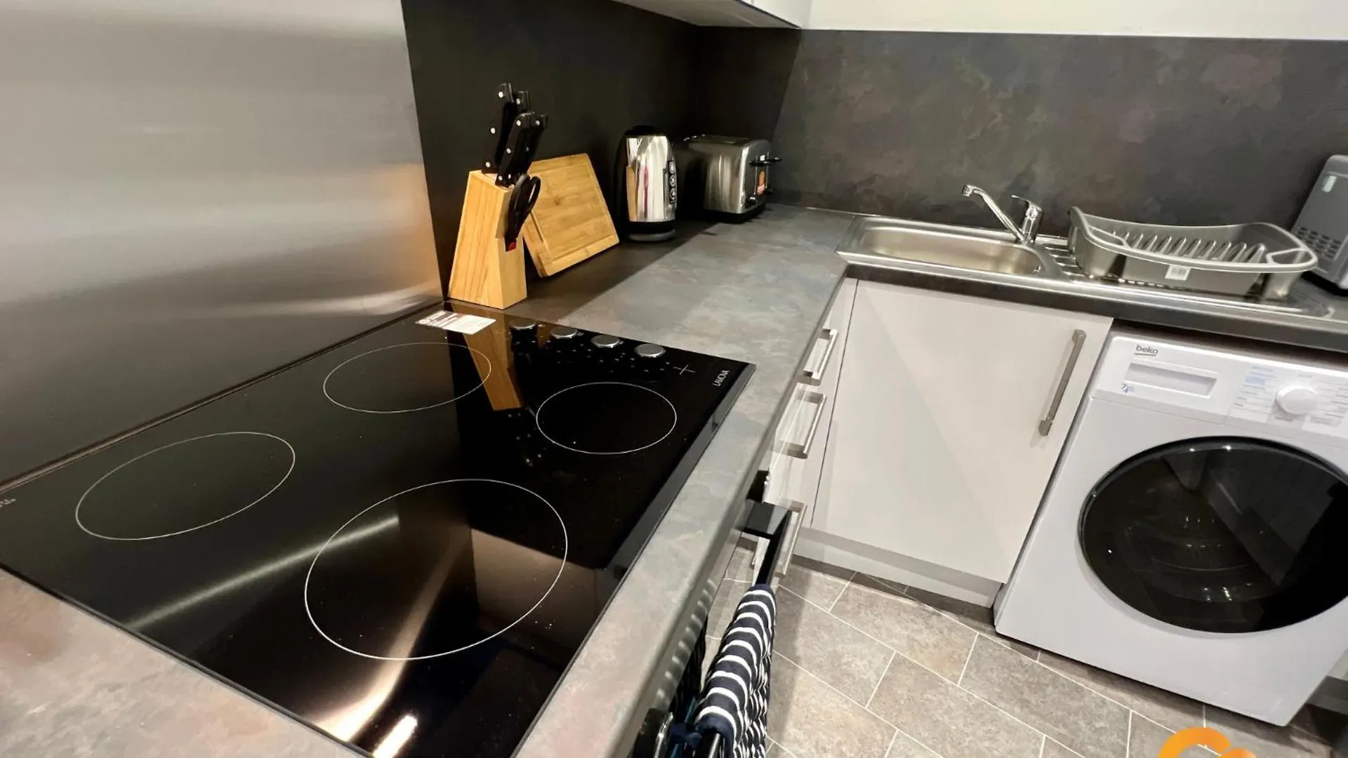 Central Waterfront Apartment: Cozy Long-Stay Near Transit Dundee