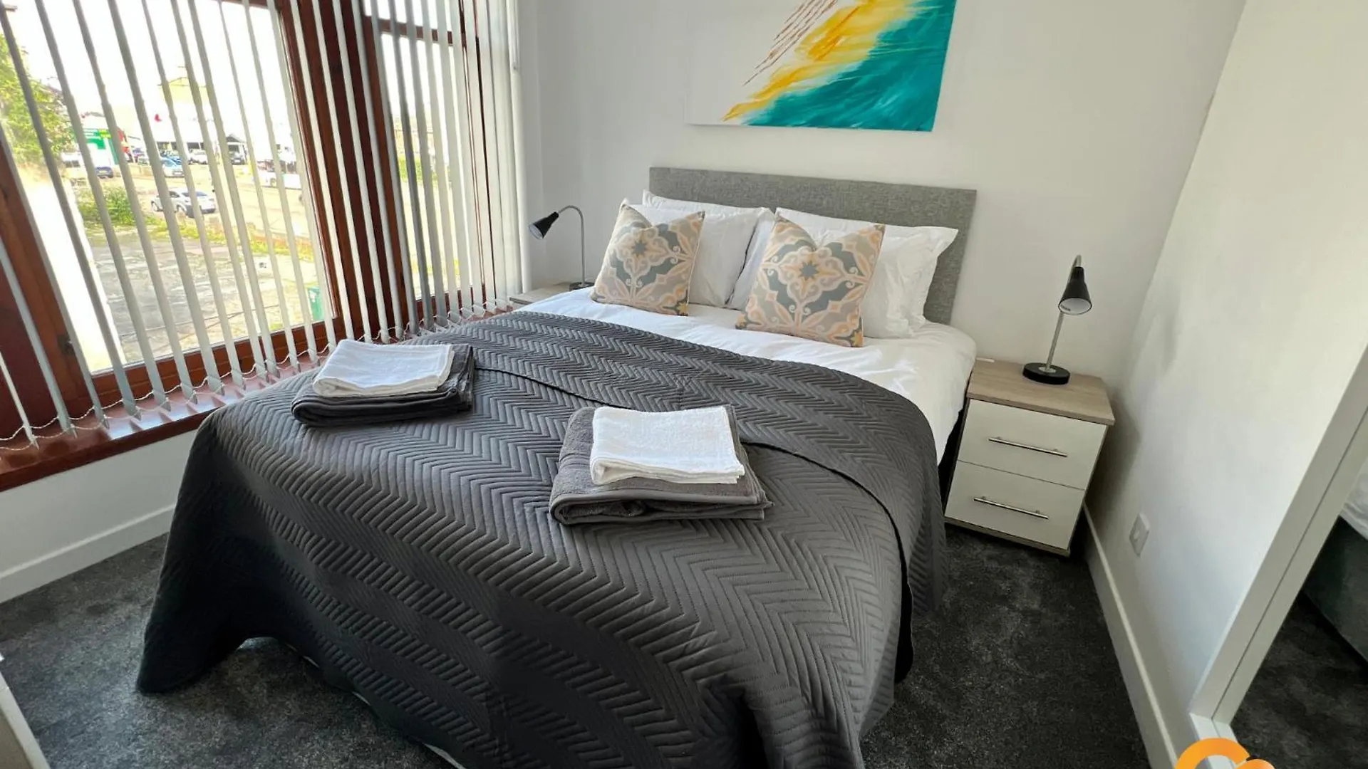 Central Waterfront Apartment: Cozy Long-Stay Near Transit Dundee Apartment