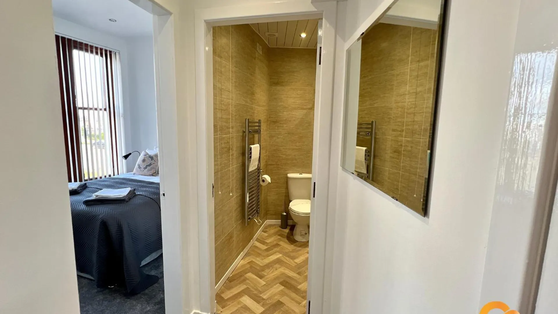 Central Waterfront Apartment: Cozy Long-Stay Near Transit Dundee Apartment
