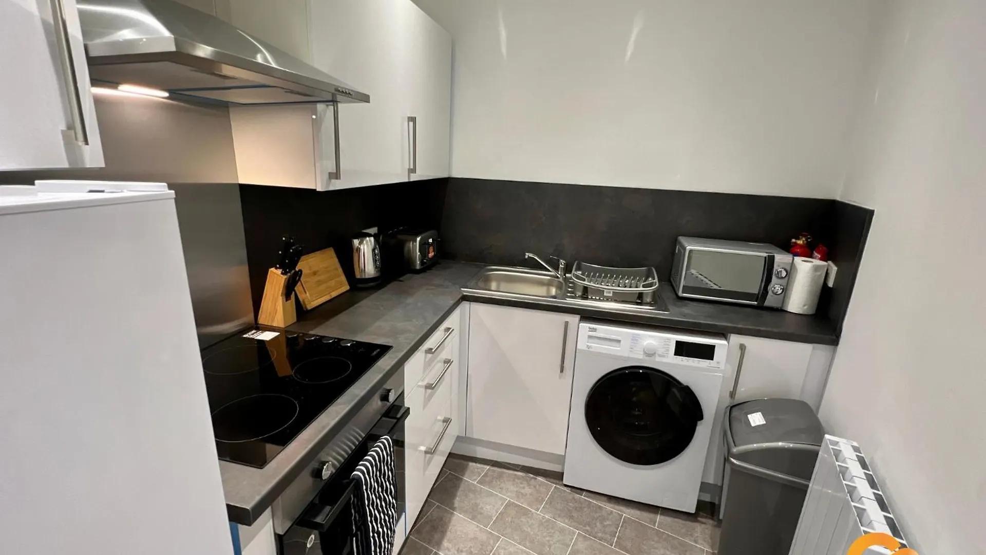 Central Waterfront Apartment: Cozy Long-Stay Near Transit Dundee