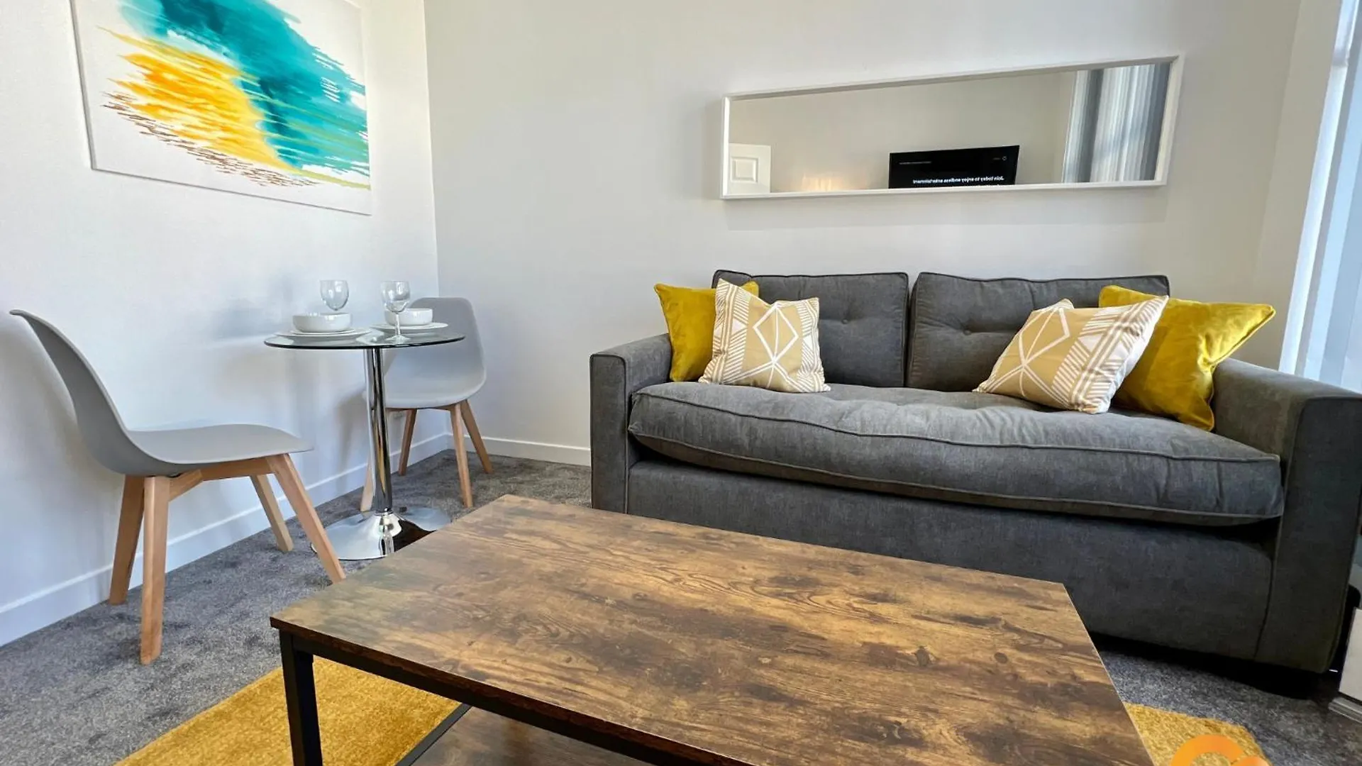 Central Waterfront Apartment: Cozy Long-Stay Near Transit Dundee