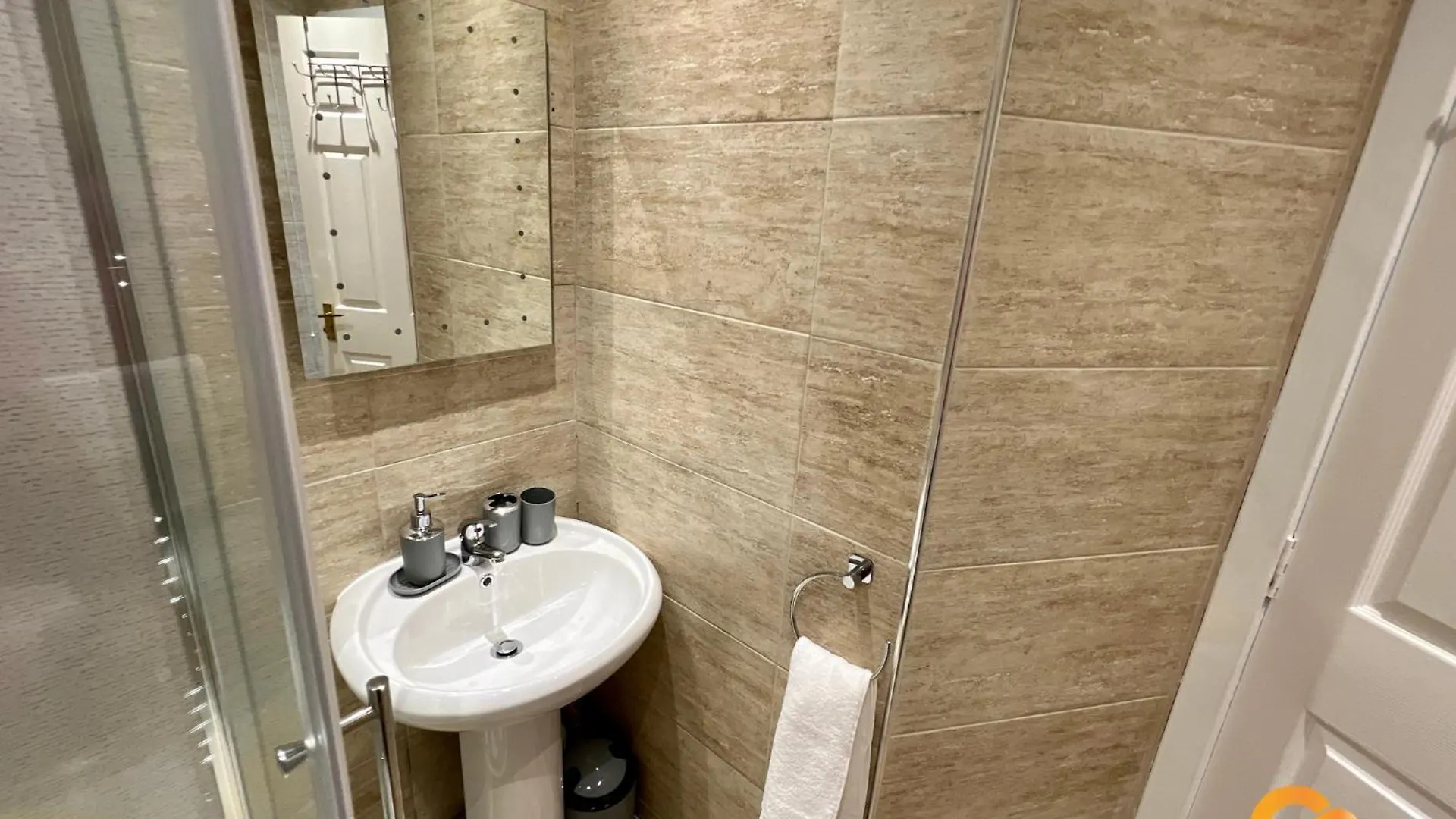 Apartment Central Waterfront Apartment: Cozy Long-Stay Near Transit Dundee