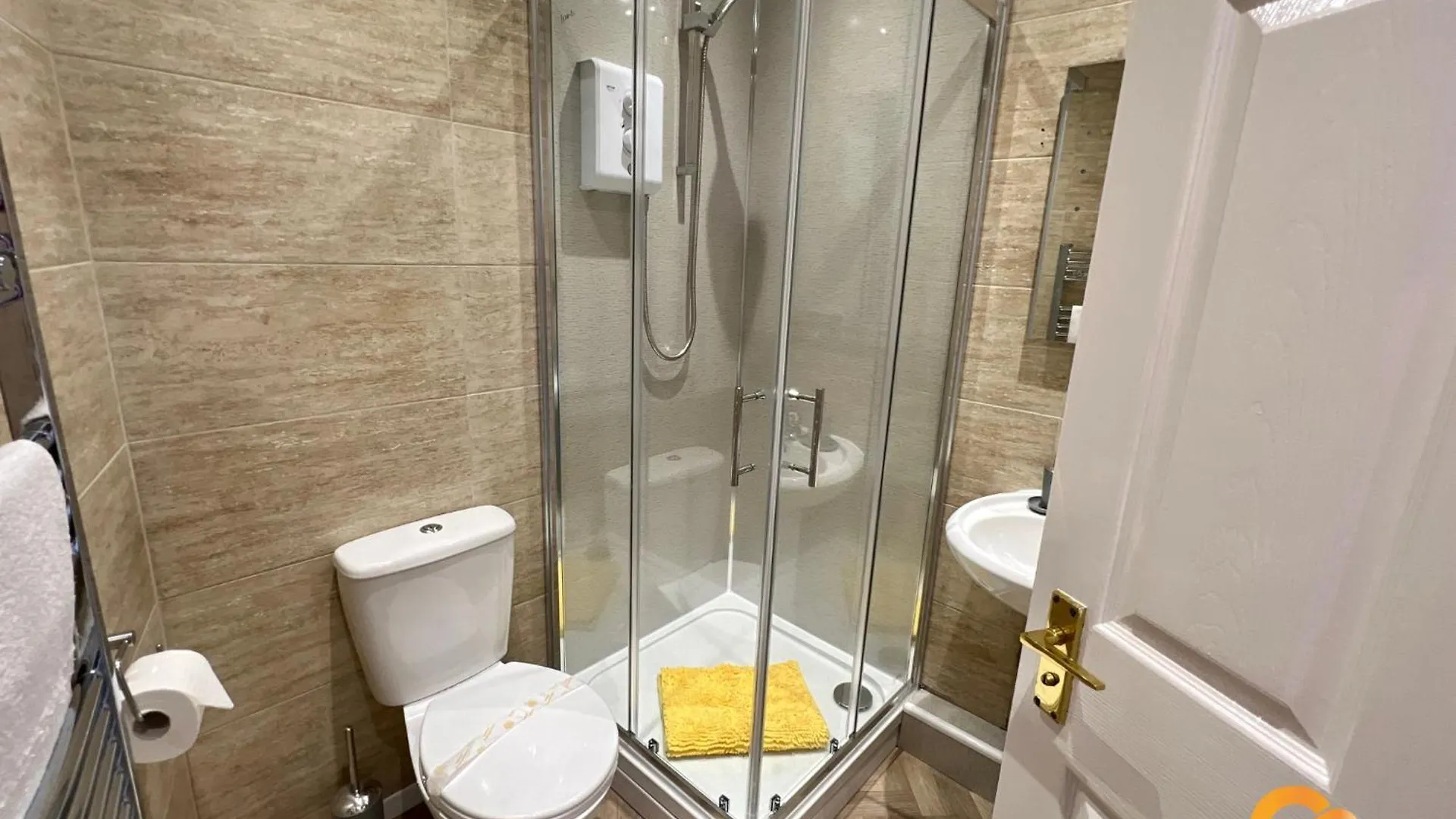Central Waterfront Apartment: Cozy Long-Stay Near Transit Dundee