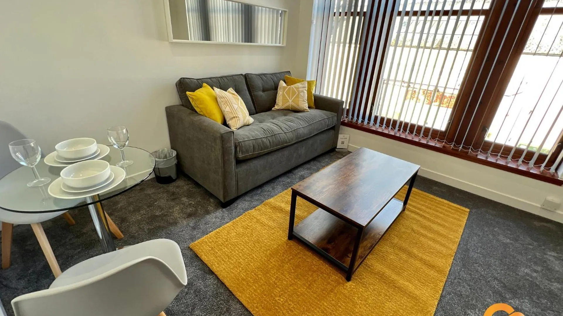 Central Waterfront Apartment: Cozy Long-Stay Near Transit Dundee Apartment